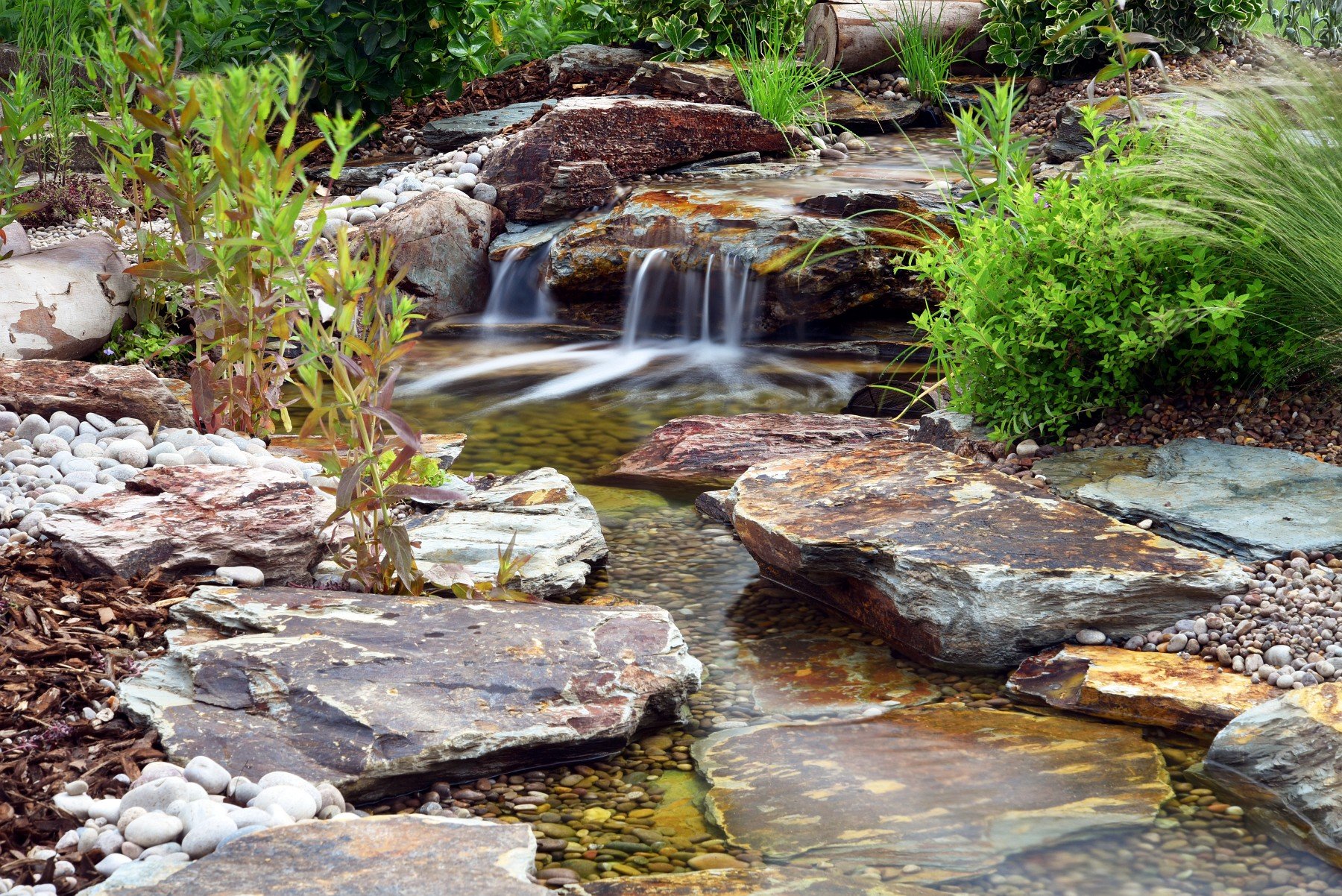 Dekoratyvinių vandens krioklių, kaskadų ir upelių įrengimas